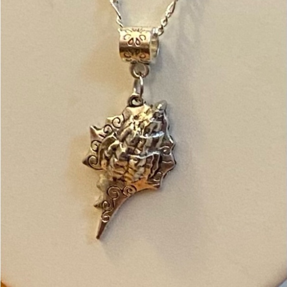 NEW Elegant Silver Shell Pendant Necklace